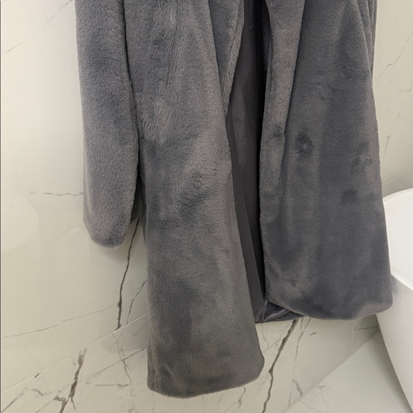 ALO Yoga Plush Faux Fur Coat in Fog.
Medium. NWT. - Picture 4 of 8